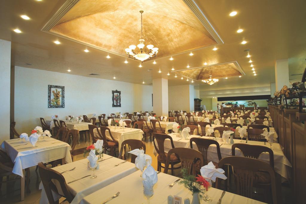 Dit Majestic Beach Resort Pantai Sunny Restoran gambar